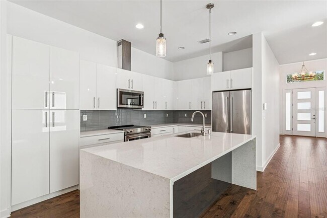 Building Photo - 6719 S Dauphin Ave