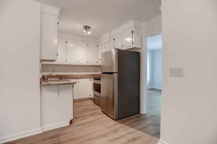 Building Photo - 1618 Poinsettia Rd