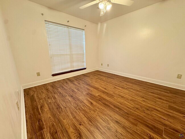 Building Photo - 1127 Alderly Ln