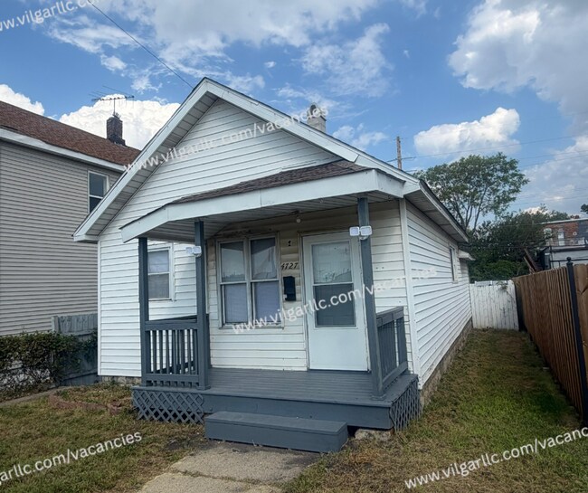 Building Photo - 4727 Sheffield Ave
