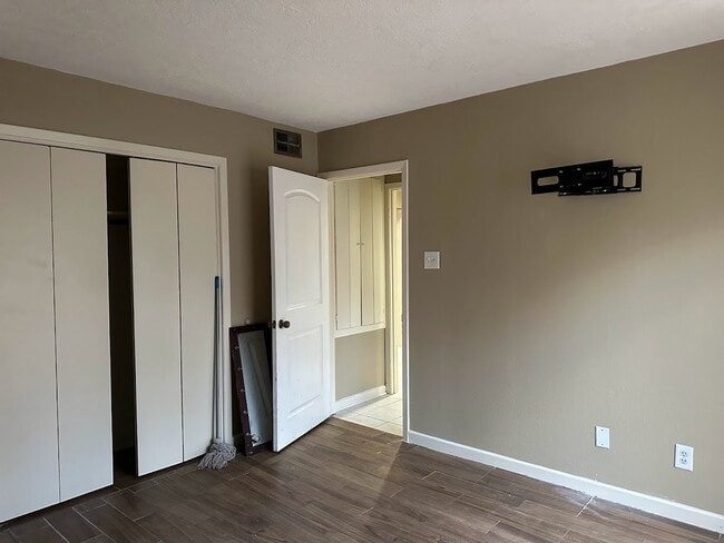 Building Photo - 24468 Country Clb Dr