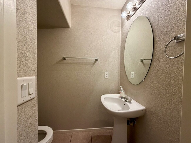 Building Photo - GATED 3 BED 2.5 BATH 1 CAR GARAGE SINGLE FAMILY HOME WITH COMMUNITY POOL