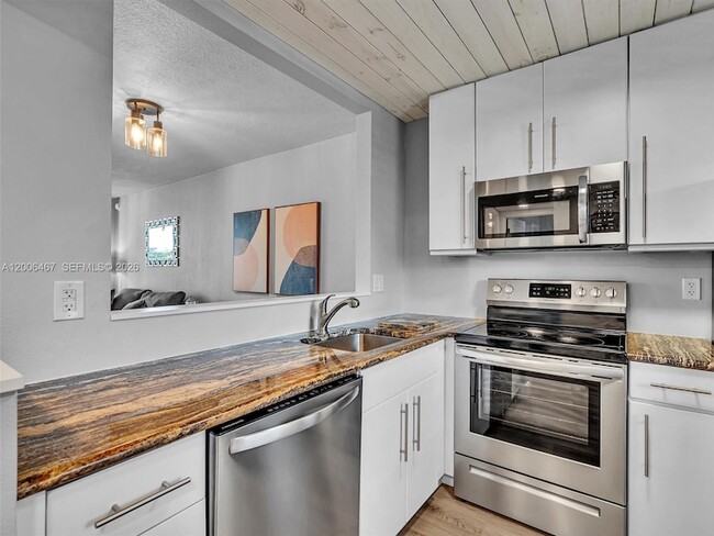 Building Photo - 9340 Lagoon Pl