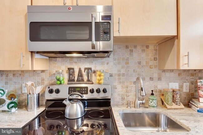 Building Photo - Gorgeous Rowhome Walking Distance to Colum...