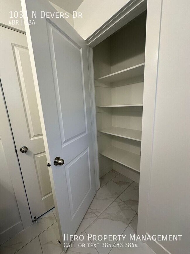 Building Photo - 1031 Devers Dr