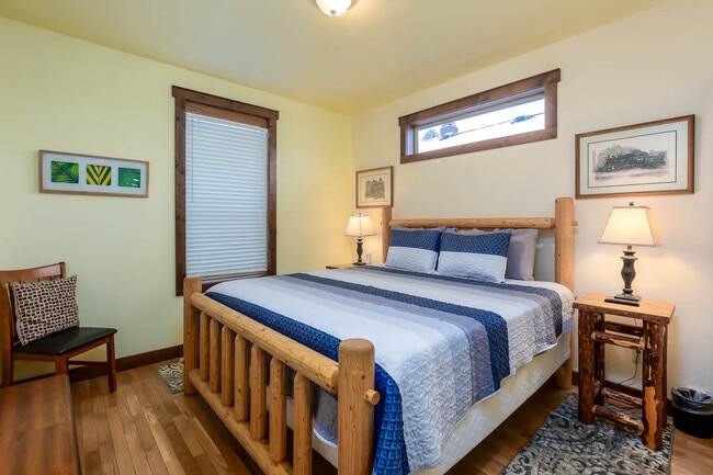 Building Photo - 1018 NW Ogden Ave