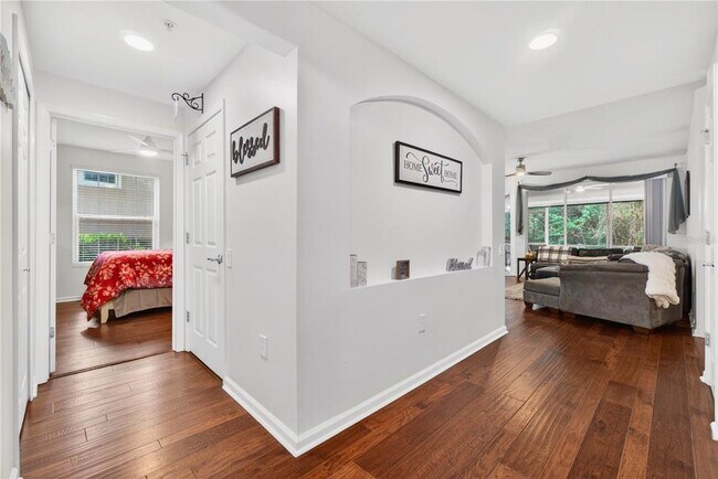 Building Photo - 852 Lantern Way