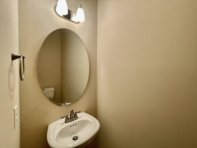 Building Photo - 4 Bed, 2 And A Half Bath Nest In Bedford