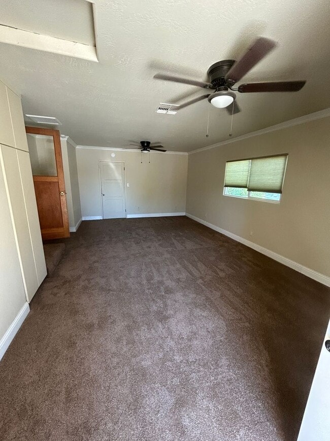 Building Photo - Wow, ready for move in, large updated home...