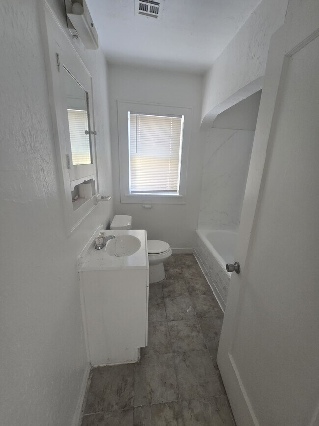 Building Photo - 2200 N Kelham Ave