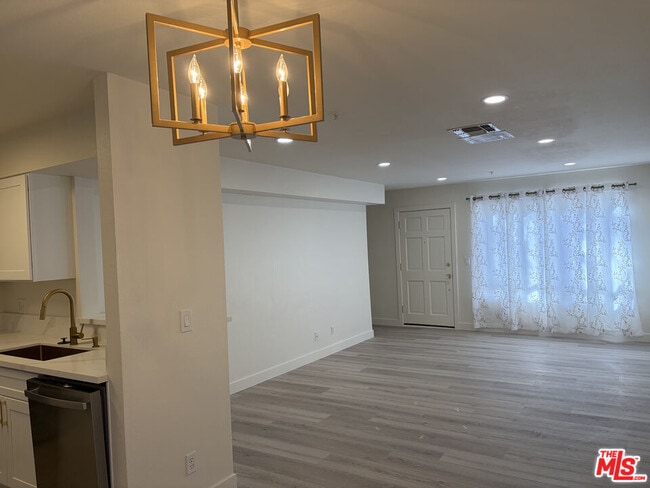 Building Photo - 432 N Kenwood St