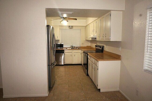 Building Photo - 10851 N 65th Ave