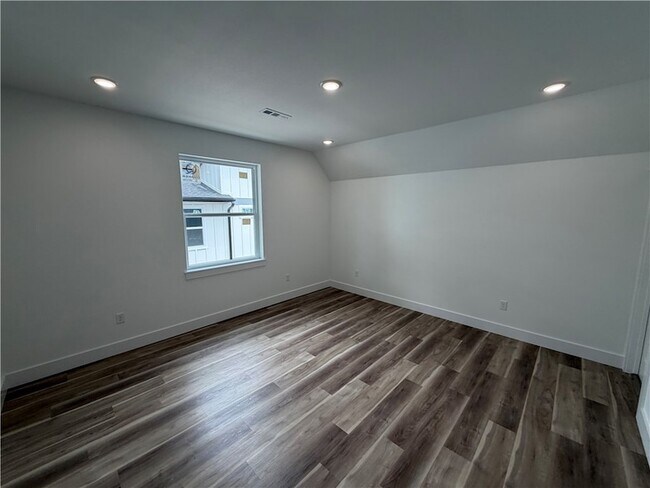 Building Photo - 916 N Sang Ave