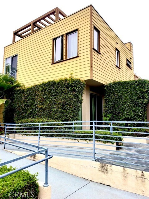 Building Photo - 41 N Oak Ave