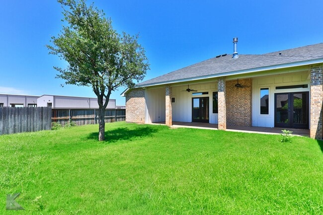 Building Photo - 3/2/2 duplex!  NEWLY UPDATED!
