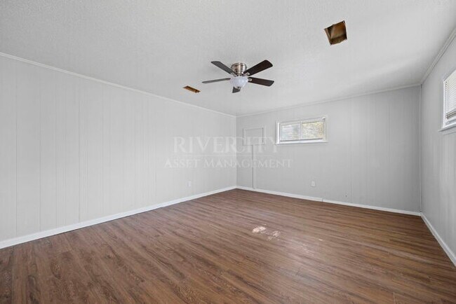 Building Photo - A MUST SEE !!!! FULLY RENOVATED AND SECTION 8 WELCOMED !!!!!