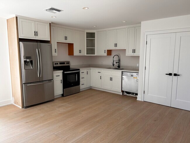 Primary Photo - 1100 Kriss Ln