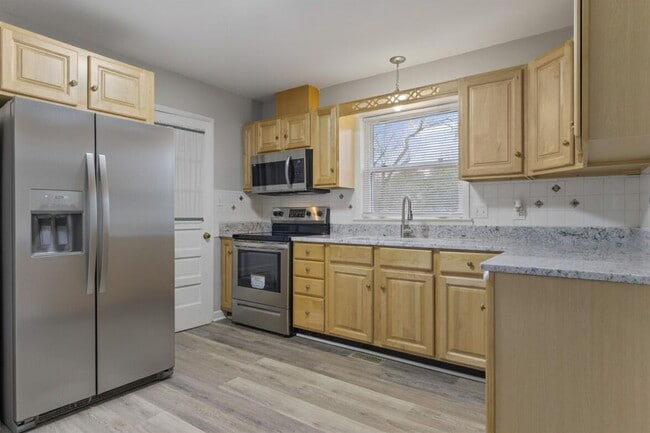 Building Photo - Williamsburg VA 3BR Rental – Updated Home with Granite Kitchen, Bonus Room & Fenced Backyard