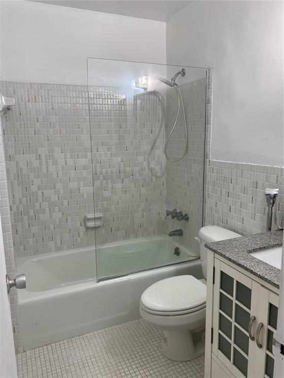 Building Photo - 500 E Country Club Cir