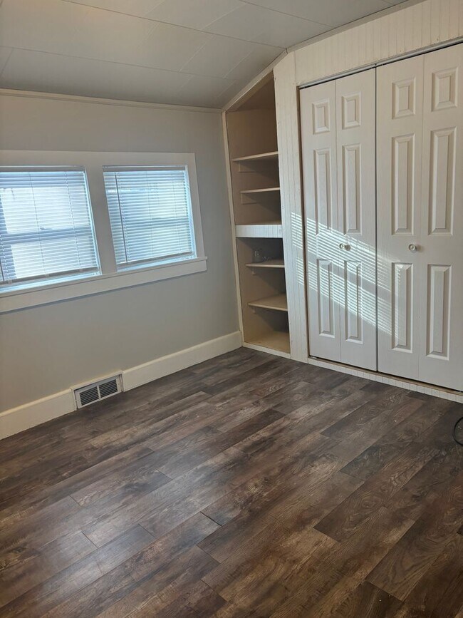 Building Photo - Great Neenah Location