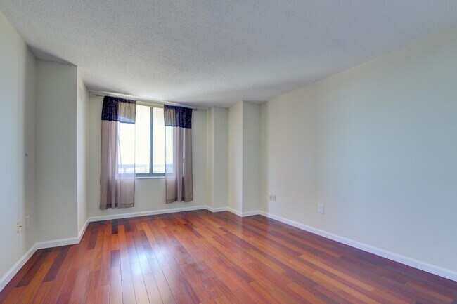 Building Photo - 1332 Harmon Cove Tower