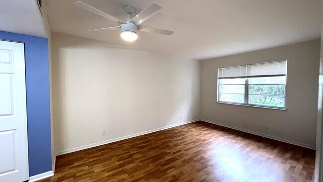 Building Photo - 1532 SE Royal Green Cir