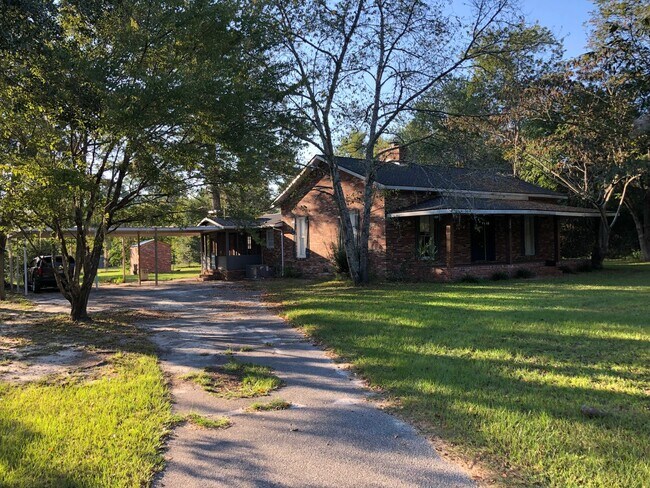 Building Photo - SPACIOUS THREE BEDROOM, TWO BATH HOME