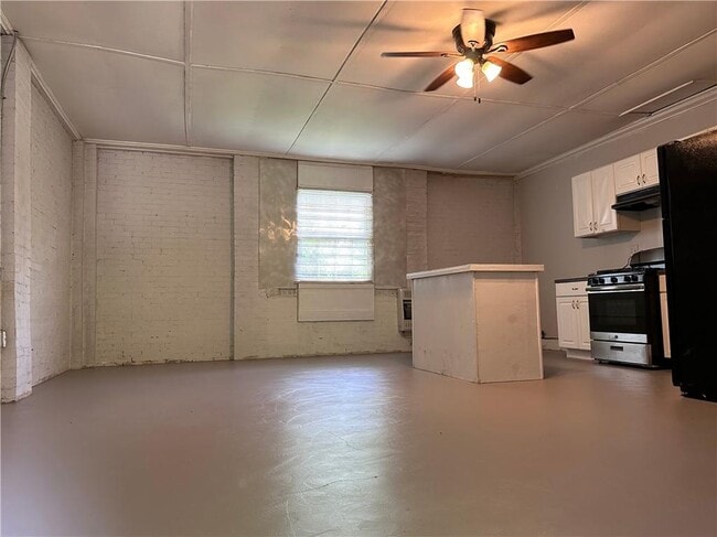 Building Photo - 802 N Park St