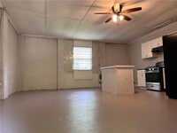 Building Photo - 802 N Park St