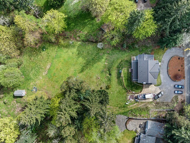 Building Photo - Custom Craftsman Estate on 1.5+ Sun-drenched Acres