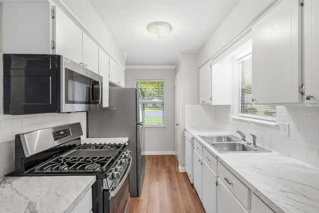 Building Photo - Renovated Ranch on a Quiet Cul-de-Sac with Vaulted Ceilings & Private Backyard