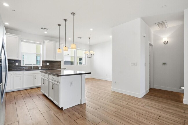 Building Photo - 820 N 8th Ave