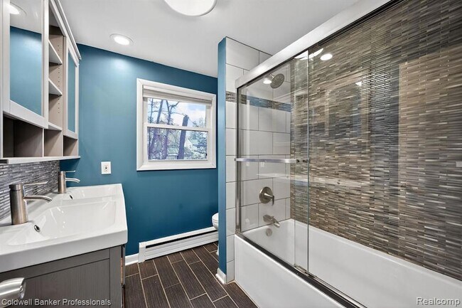 Building Photo - 4448 Greenwood Dr