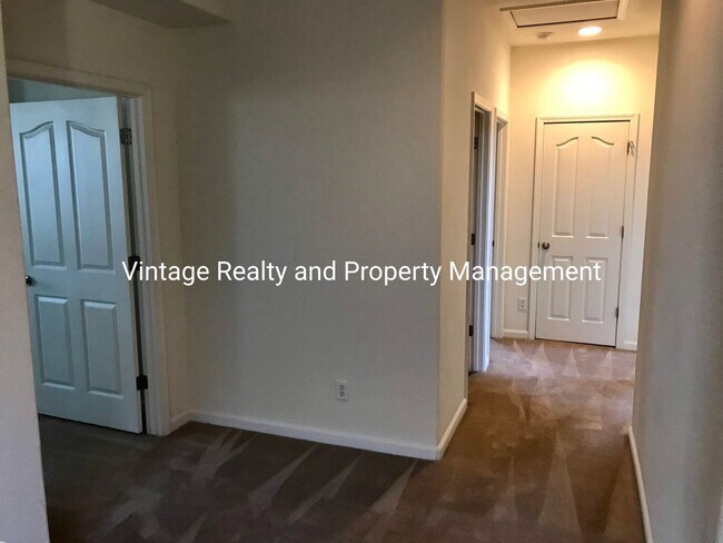 Building Photo - 244 Lazy Ridge Ave
