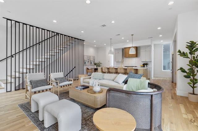 Primary Photo - 4330 Dickason Ave