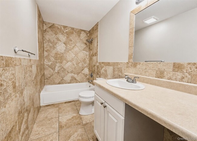 Building Photo - 136 Hill Crescent