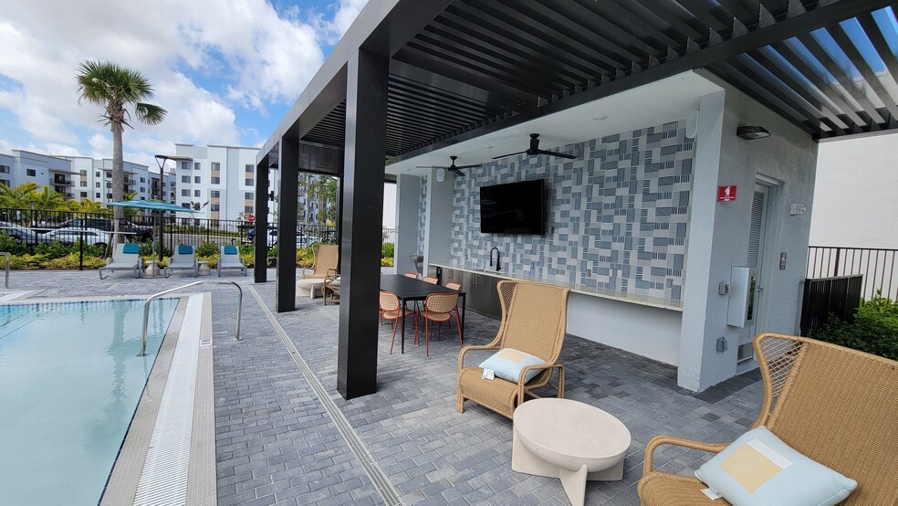 Building Photo - 6833 SW 28th Ter