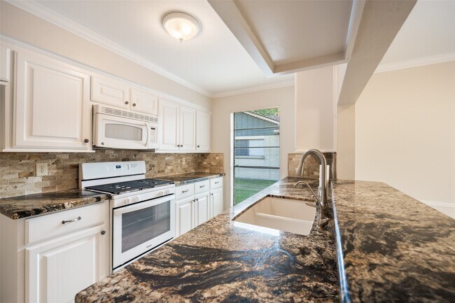 Building Photo - 2707 Foliage Green Dr