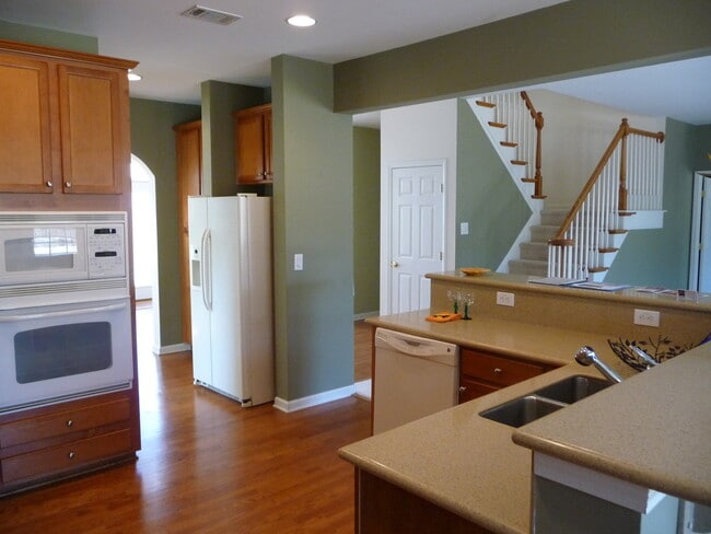 Building Photo - Executive Home!