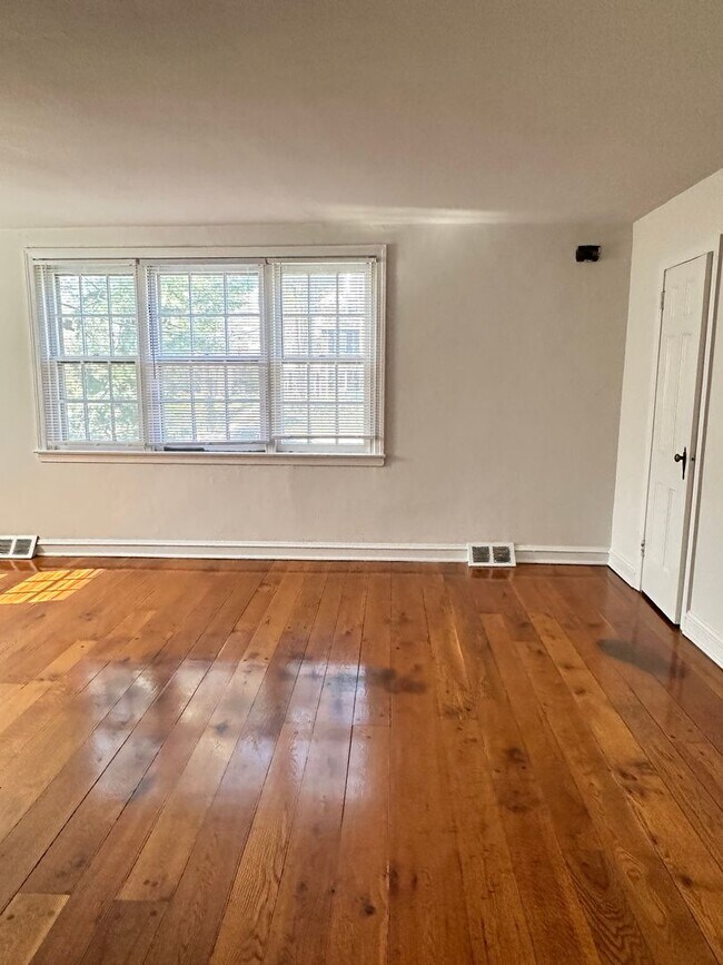 Building Photo - 2819 W Queen Ln