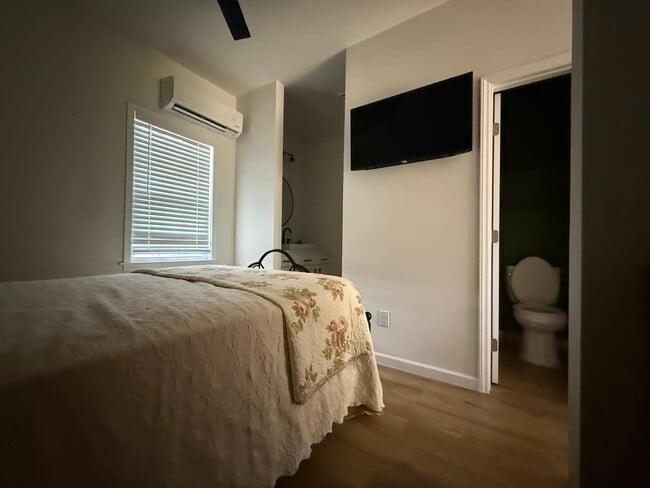 Building Photo - 334 NE 48th St