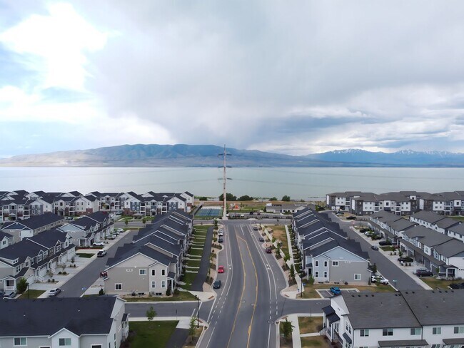 Building Photo - Spacious Condo In Vineyard