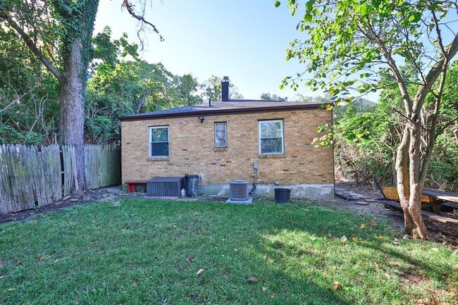 Building Photo - Two Bedroom Home for UC Students for This ...