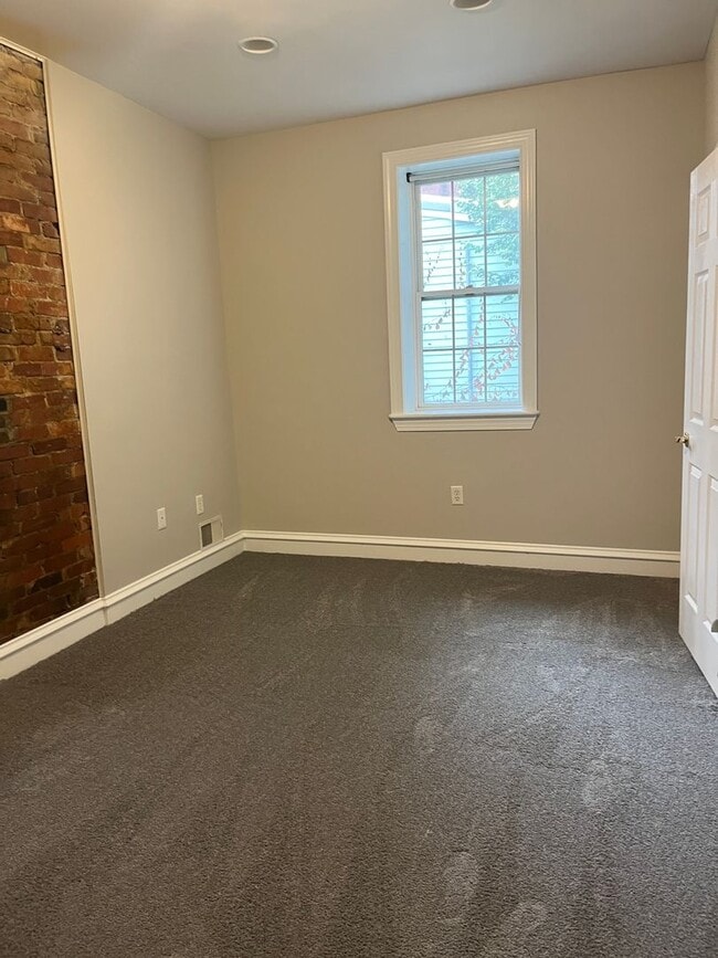 Building Photo - Spacious 4 Bedroom House in Southside Flats!
