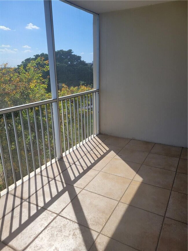 Building Photo - 3050 N Palm Aire Dr