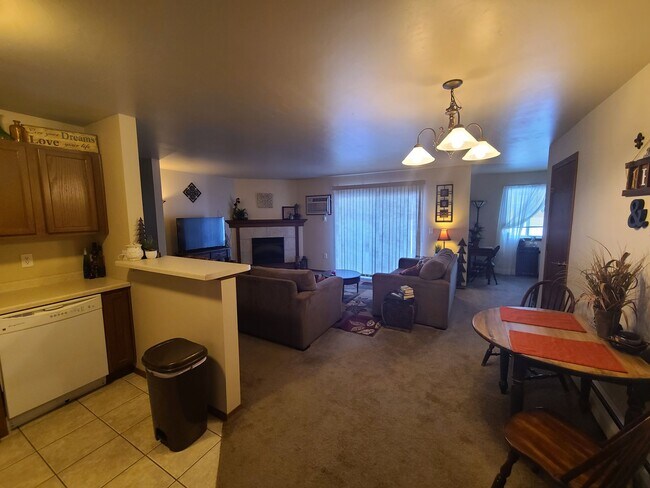 Building Photo - 1 Bed, 1 Bath 930 Sq Ft 2nd Floor