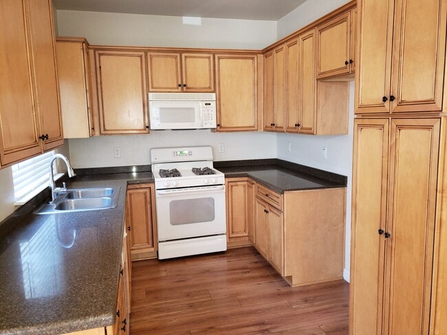 Building Photo - AVAILABLE NOW! Roseville 2 bed/2.5 bath, 2 Story Townhome!