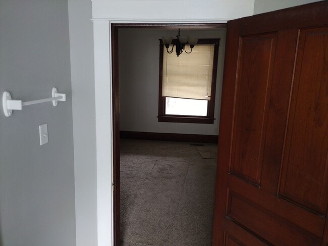 Building Photo - MAIN FLOOR LARGE APARTMENT