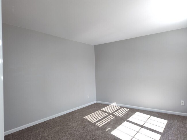 Building Photo - Pristine 4 bed, 2.5 bath Home Located in the Falcon Ridge Community!