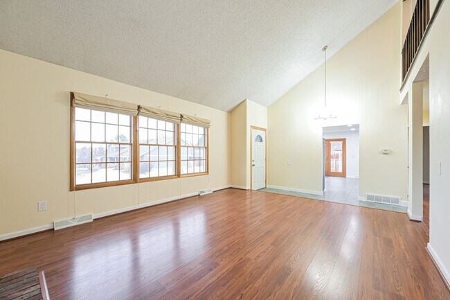 Building Photo - Spacious 4 Bed/2 Bath in Desirable Willow Creek.